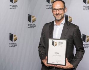 Manu-Geschäftsführer Johannes Weege nahm die Auszeichnung in der Kategorie „Industry Excellence in Branding“ entgegen.